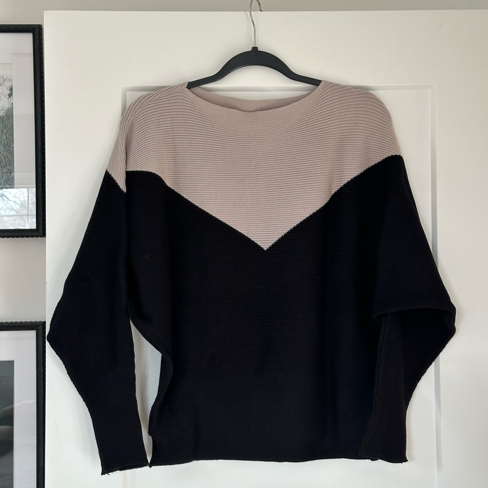 LASCANA boat neck sweater featuring a color-block ribbed knit design - Picture 5 of 8